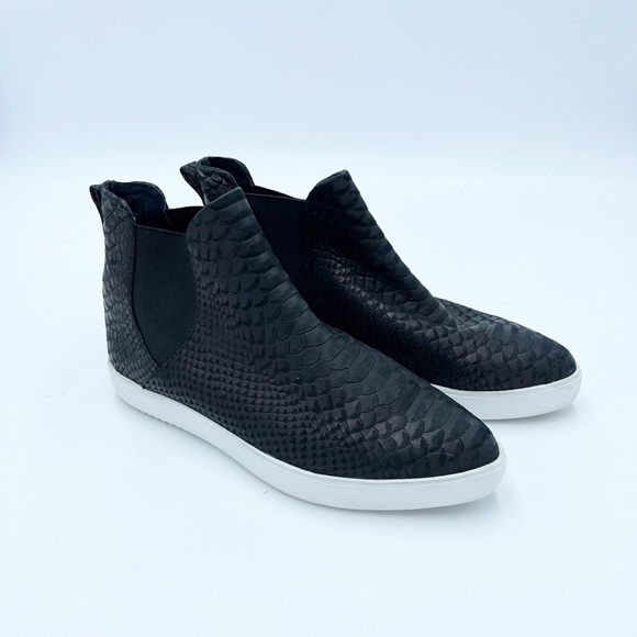 J/Slides Black Faux Reptile Pull On Pointed Toe Chelsea Boot Sneakers Size 7 - Picture 1 of 7